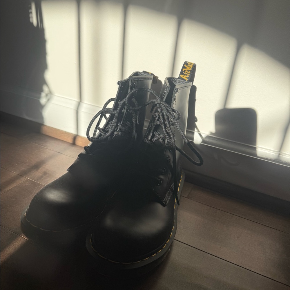 BLACK DR. MARTENS NEVER BEEN WORN